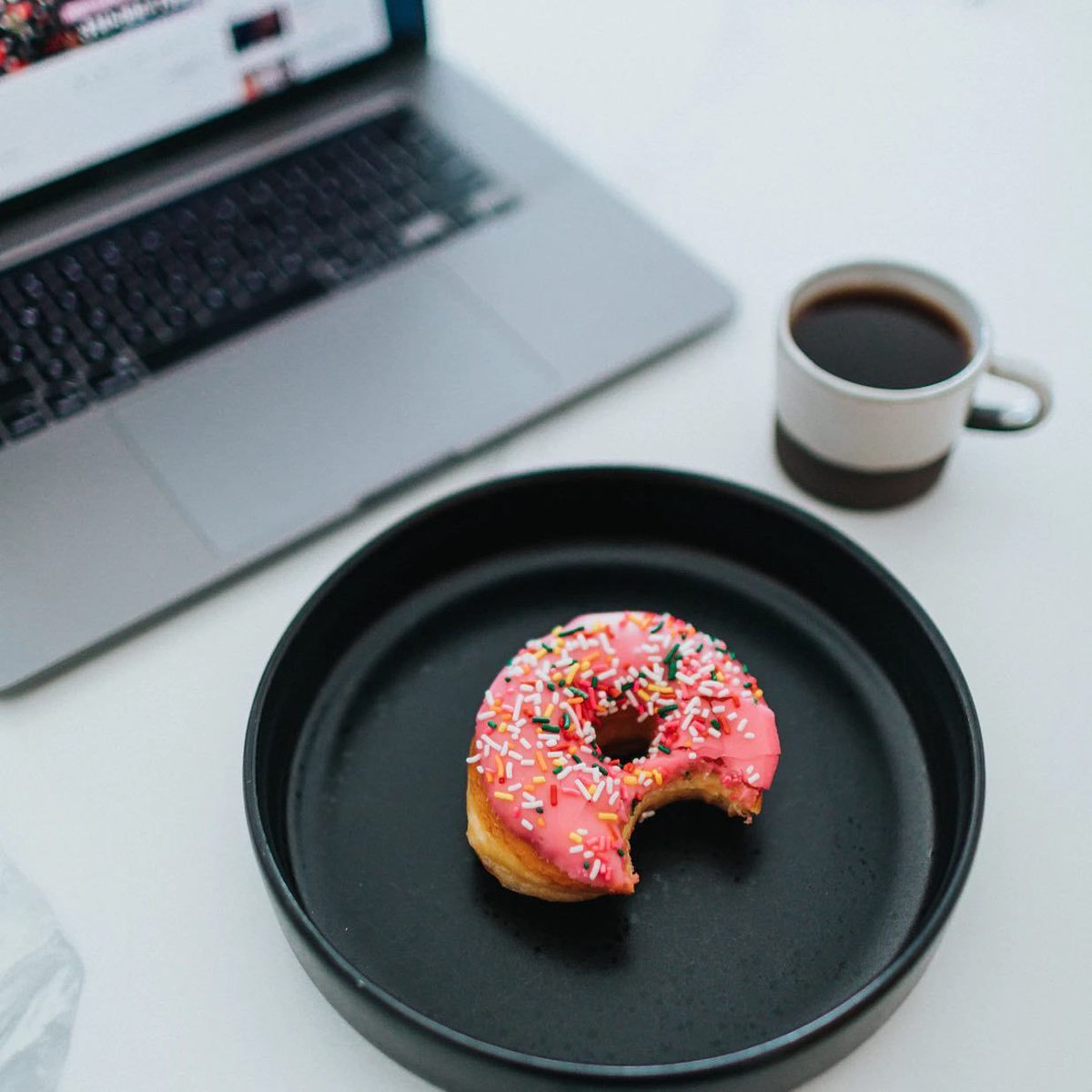 sirensoftech's tweet photo. #DonutDay on a Friday?! Sweeeeet!🍩 Not a bad way to end the week, eh Lady Tech Marketer? https://t.co/0EZ8Y52Bz2