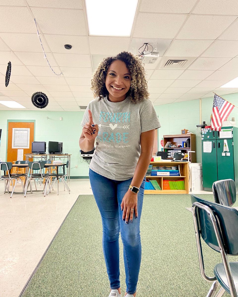 MrsKMaldonado's tweet photo. First day ๐๐ฝ last day of my first year teaching!๐ซ Aside from gaining weight, different hair color and darker bags under my eyes, there is more experience, more love, more memories and more growth๐ #spiritbelives @spiritbelieves #firstyeardown #firstyearteacher https://t.co/pZM2AiYMBs