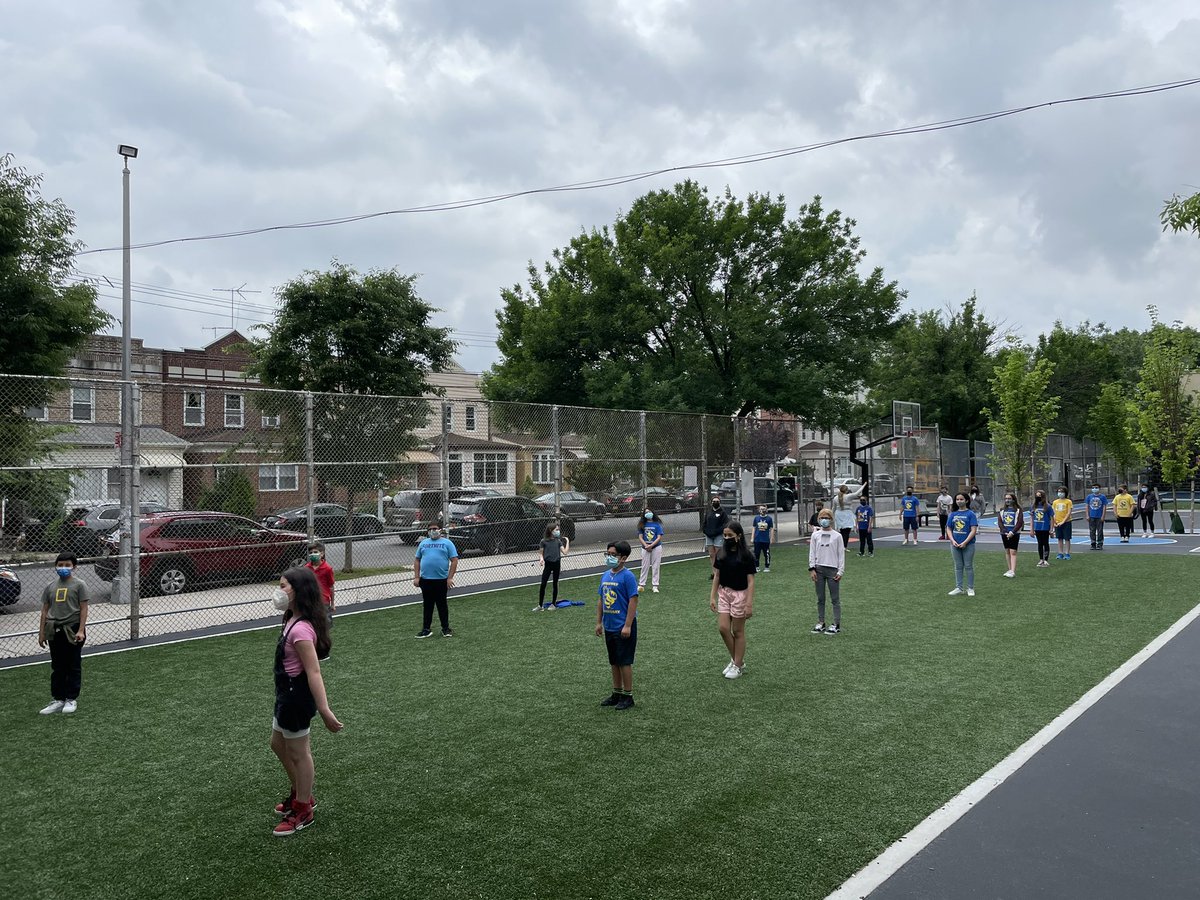 DominicArmano's tweet photo. A sneak peek of the @ps84q class of 2021! #GraduationPractice #SteinwaySWAG #SteinwaySTRONG #Team84 🔵🟡🎓 https://t.co/IpieZIe0CS