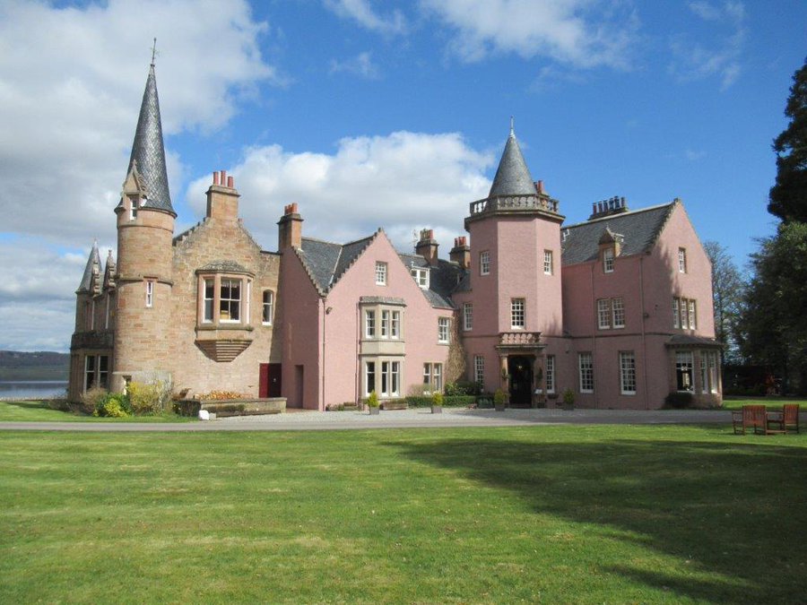 In 20 acres of beautiful landscaped gardens and woodland, on the shores of the Beauly Firth near Inverness, this 17th-century Scottish mansion is now a luxurious 4-star country house hotel.

Rooms from £166 bunchrewhouse.com🎈

#NC500 #InvernessHotels #HighlandHotels