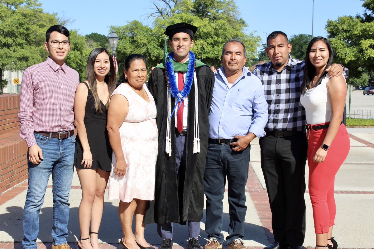 erickmjuarez10's tweet image. Oldest of 10 each, my folks quit elementary (dad) &amp;amp; middle (mom) school in rural México to help make ends meet. So they came to the US to work as farmworkers mostly in rural southwest GA.
My medical school graduation was one small step for a man, one giant leap for fam-kind. 🇲🇽🇺🇸