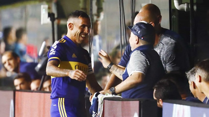 PlanetaBoca's tweet photo. #Tevez: "Mi recuerdo más lindo es la última vez que nos vimos. Cuando la gente gritaba 'dale campeón'. La última ovación a Maradona en una cancha. La última vez que mi papá me vio jugar a la pelota y lo vi llorar de alegría". https://t.co/tV1mBJ9TI1