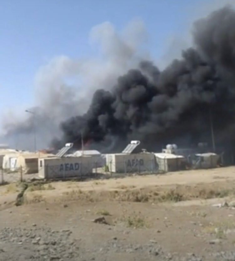 Das Leiden der #Jesiden dauert seit dem Völkermord an.  Heute wurden fast 400 Zelte für Vertriebene in der Nähe des Gouvernements #Dohuk in der Region Kurdistan niedergebrannt.
Nun sucht das kleine Mädchen nach Essen 😢