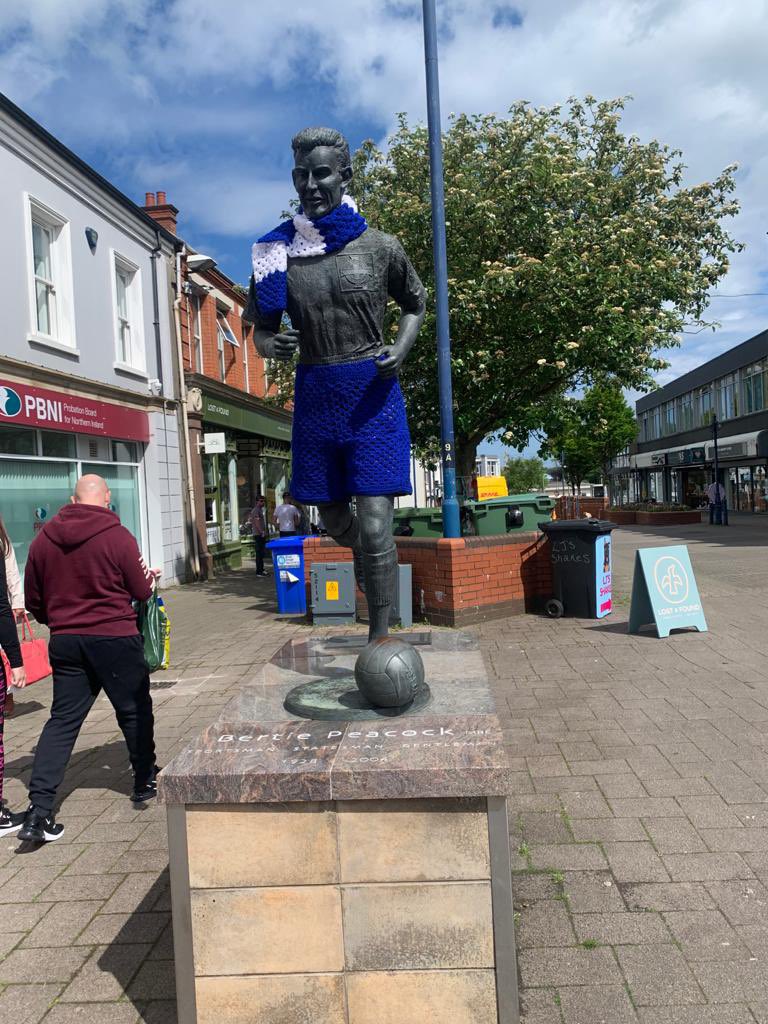 AlanSimpsonNI's tweet image. Bertie Peacock has been yarn bombed !! @ColeraineFC @BBCSPORTNI @TaggartJoel #ColeraineFC #yarnbombing #bluenwhite