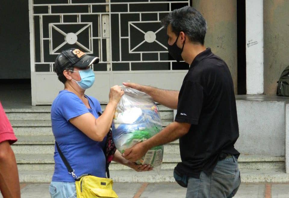 Viceagrourbana's tweet photo. #Entérate | Trabajadores del @MinagrourbanaV  y sus entes adscritos, que hacen vida en Caracas, recibieron este viernes #4Junio, el beneficio alimentario, como parte de las acciones que impulsa el Gobierno Bolivariano para atender al pueblo venezolano.

#MuralesBicentenario https://t.co/sdMruGI1b4