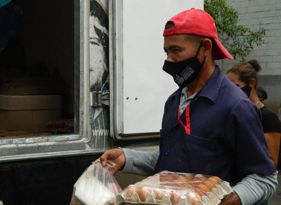Viceagrourbana's tweet photo. #Entérate | Trabajadores del @MinagrourbanaV  y sus entes adscritos, que hacen vida en Caracas, recibieron este viernes #4Junio, el beneficio alimentario, como parte de las acciones que impulsa el Gobierno Bolivariano para atender al pueblo venezolano.

#MuralesBicentenario https://t.co/sdMruGI1b4