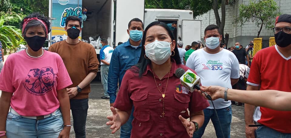 Viceagrourbana's tweet photo. #Entérate | Trabajadores del @MinagrourbanaV  y sus entes adscritos, que hacen vida en Caracas, recibieron este viernes #4Junio, el beneficio alimentario, como parte de las acciones que impulsa el Gobierno Bolivariano para atender al pueblo venezolano.

#MuralesBicentenario https://t.co/sdMruGI1b4