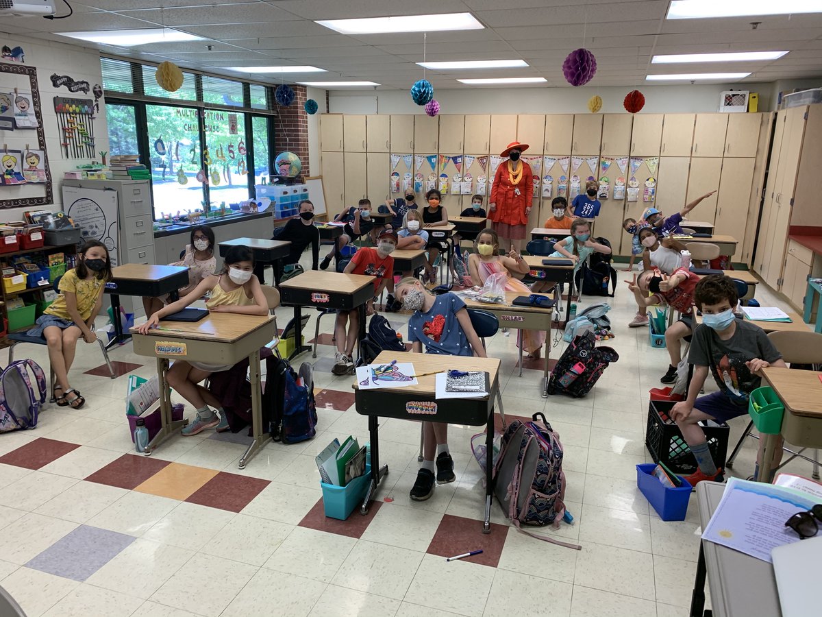 spetersen76's tweet photo. Where in the World was Mrs. Petersen today?  Meeting her 3rd grade Science and Social Studies Ss from Monroe and The Lane!  One more stop to go! #d181proud @CCSD181 @elmd181 @monroelearns https://t.co/kQH3oaMSX1