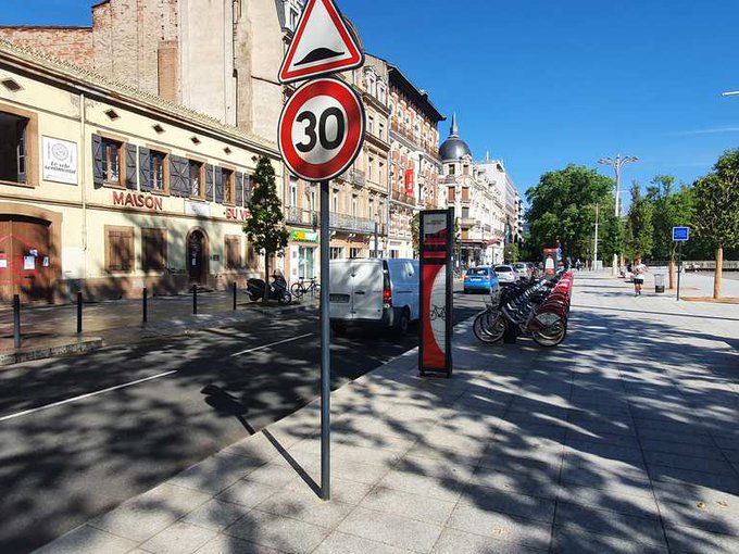 TlsManu's tweet photo. Les moments importants de la gestation non terminée de l'allumage des Totems vélos de #Toulouse depuis Mars 2020. On attend le retour de @Thom_astro pour les brancher? Personne n'y arrive à @TlseMetropole ni #Oppidea. https://t.co/t3UnhnYdIA https://t.co/YxhuFOqFoC