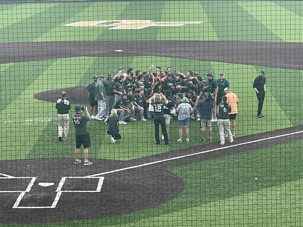 Strake Jesuit is your 6A Region 3 Champions as they sweep Jersey Village 2-0. They will head to Round Rock next week for #UILState

Crusaders get an incredible performance from Andy Leon on both sides, as he had a 3R CG and 4 RBIS in the 9-3 Game 2 Victory.

<a href="/vypehouston/">VYPE Houston</a>