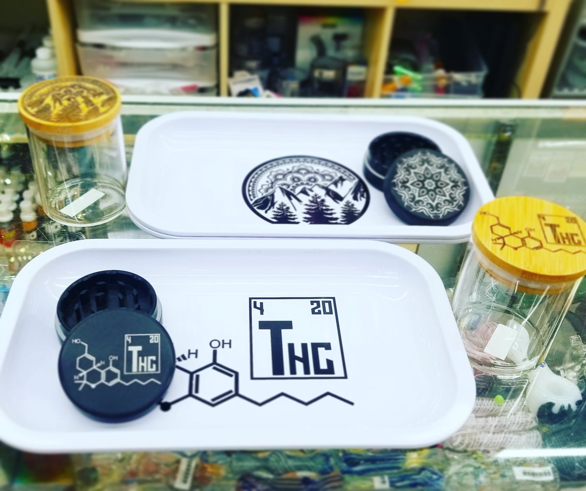 VSSSouthBeach's tweet photo. Matching tray/grinder sets! And don't forget your jar 😎✌🏼
#VapeNSmokeShop #MiamiLife #SmokeShop #VapeShop #New #Oof #Tray #RollUp #Fuego #NamasteAllDay #PuffPuffPass #SouthBeach #MiamiBeach #AltonRoad #BeachVibes #LincolnRoad #BeachLife https://t.co/y0XvMtqcgy