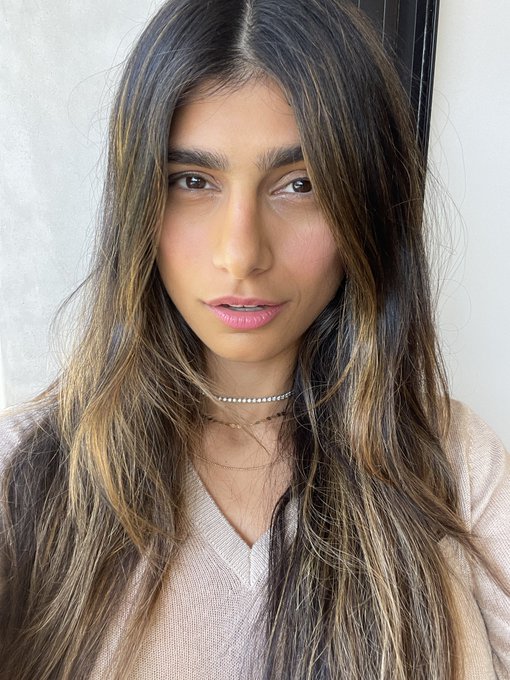 THANK YOU for making lazy girl makeup, @selenagomez 🌸😩&hearts;️ @Cynth_pop_ talked me through a @rarebeauty<a class="tags" target="_blank" title="On Twitter" href="/?out=eyJ0eXAiOiJKV1QiLCJhbGciOiJIUzUxMiJ9.eyJpYXQiOjE3MTM2NjUzNzEsImlzcyI6InR3cG9ybnN0YXJzLmNvbSIsIm5iZiI6MTcxMzY2NTM3MSwiZXhwIjoxNzQ1MjAxMzcxLCJyZWRpcmVjdF91cmwiOiJodHRwczovL3R3aXR0ZXIuY29tL3NlbGVuYWdvbWV6In0.FH4grdqChFEHPFeXqddaWOaH26diaRfuldf067z-horaMmHy6zn293wFUKZEQel-3wnJ2GDr5en4jd5LyjKWWg">@selenagomez</a><a href="/tag/lvxyayoikusama"class="tags"><span>#lvxyayoikusama</span></a>