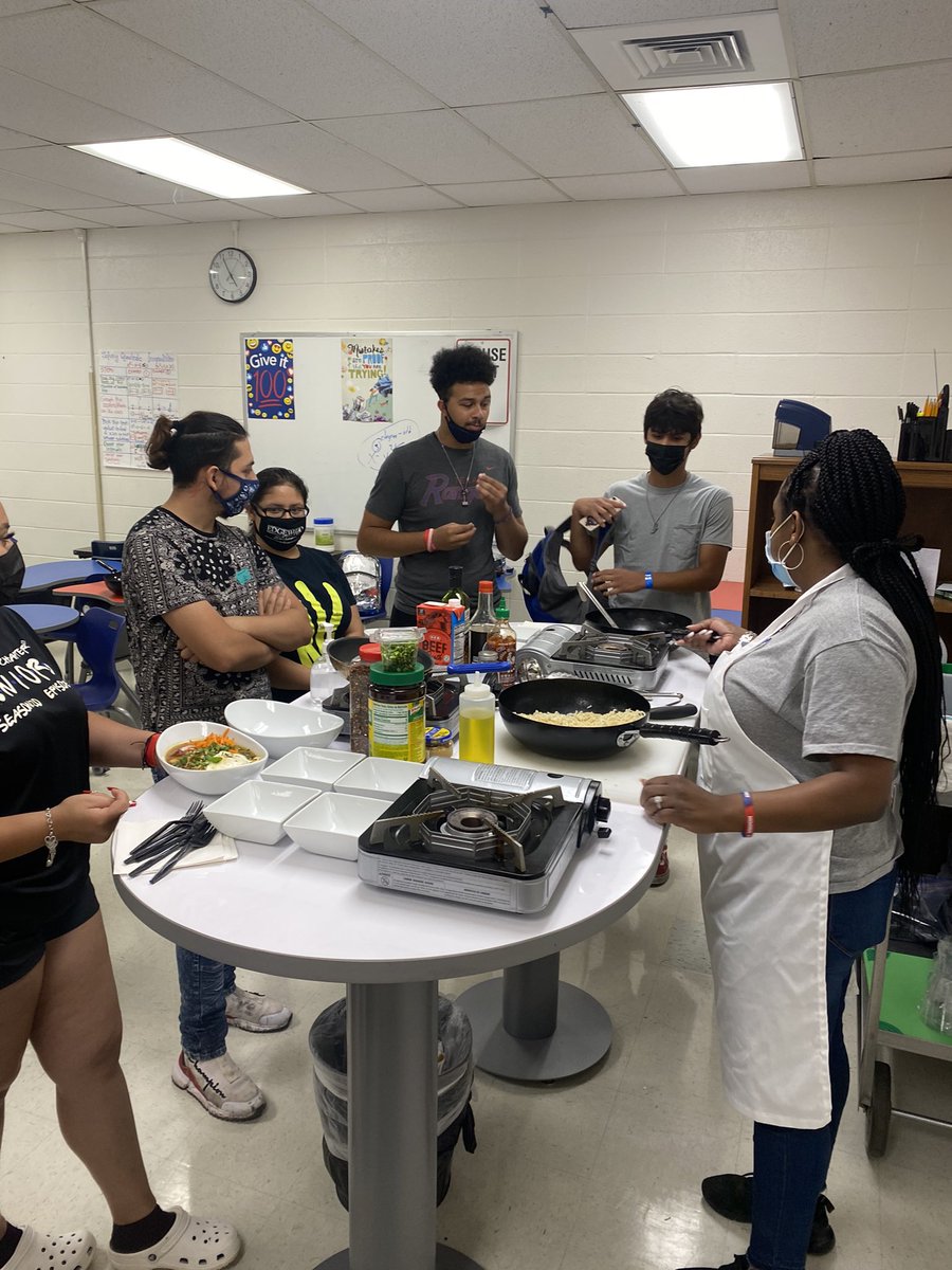 Chef_McCoy's tweet photo. Teaching our Seniors “Cooking for One” @EISDMemorialHS #WisdomFair #Classof2021 #Minutemen https://t.co/xROgFnNAHi