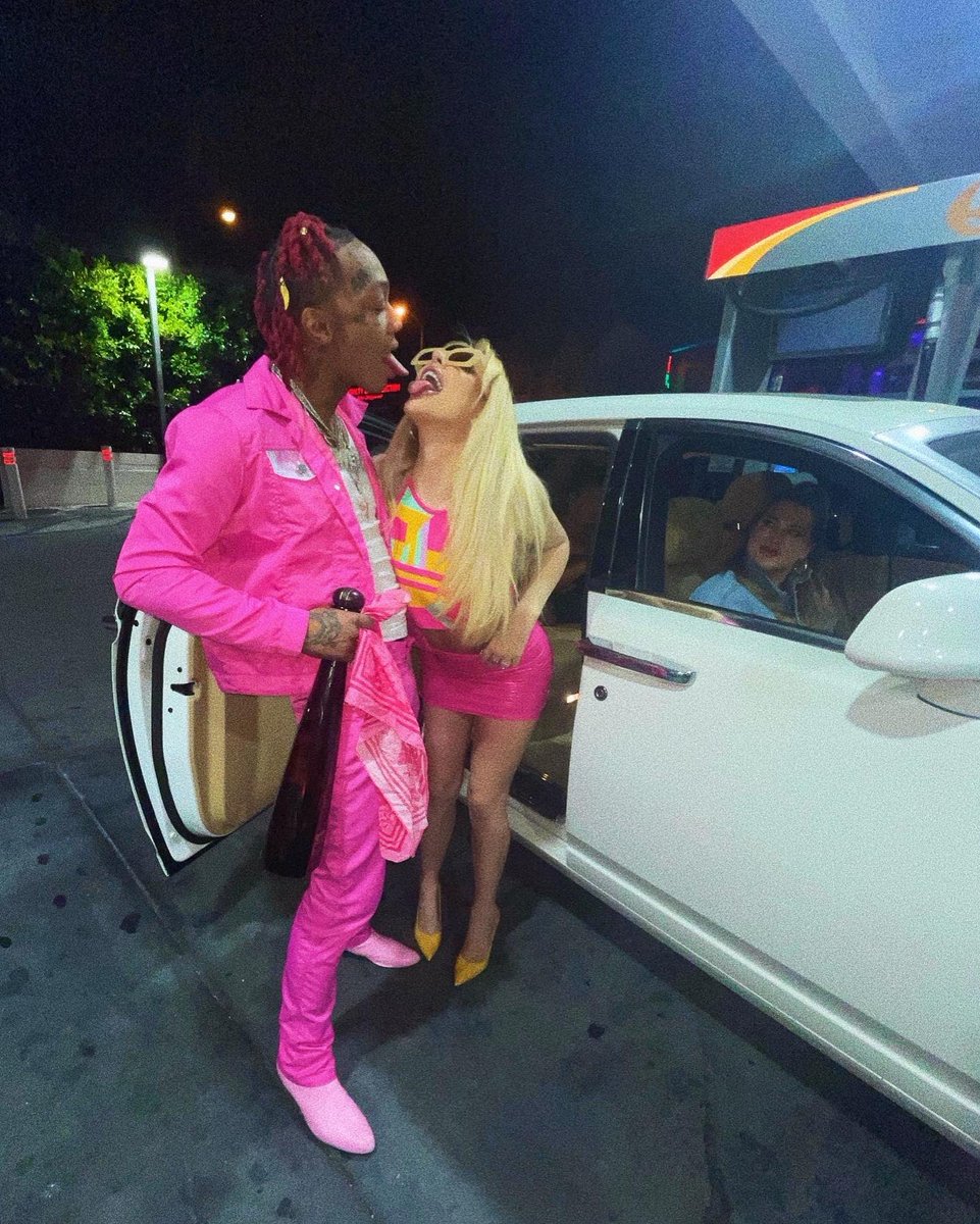 tanamongeau's tweet photo. bestie goals 💕 https://t.co/TCb6fQLopT