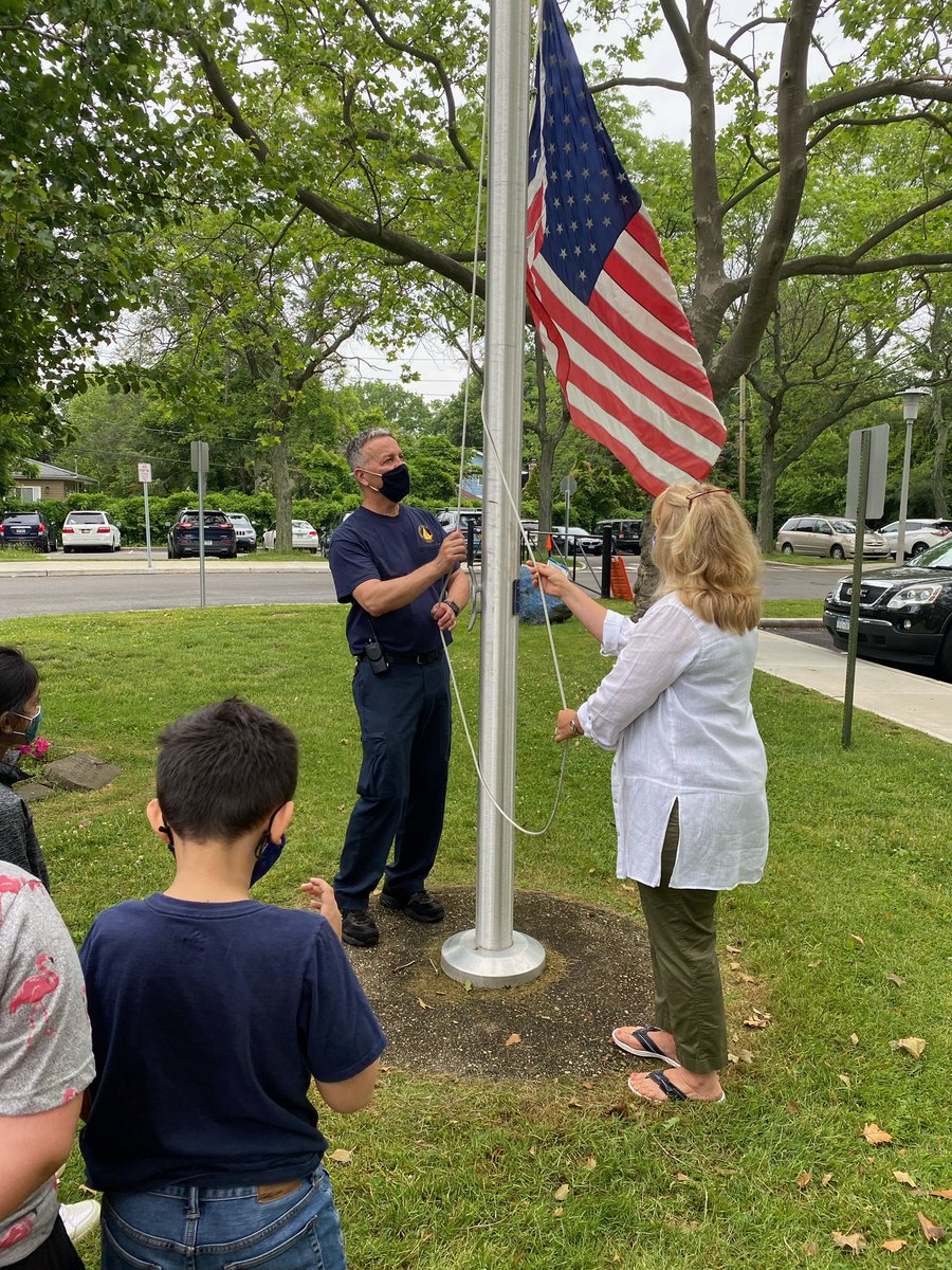 pulaski_road's tweet photo. Our amazing custodian, Mr. Joe, teaching Mrs. Taylor and Mrs. Godden’s 3rd grade class about our wonderful country’s flag! 🇺🇸 https://t.co/GdNIr9RVez