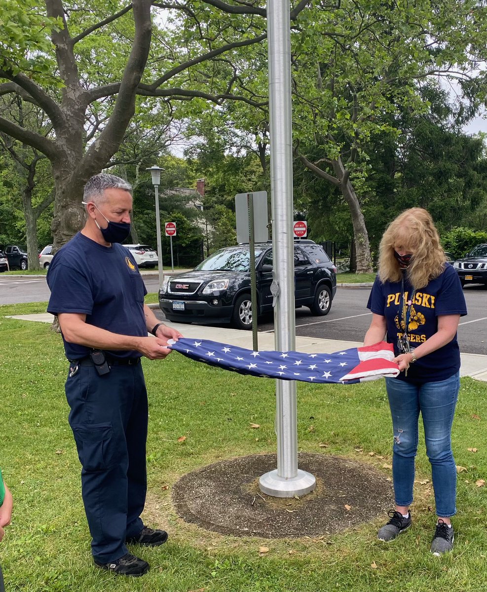 pulaski_road's tweet photo. Our amazing custodian, Mr. Joe, teaching Mrs. Taylor and Mrs. Godden’s 3rd grade class about our wonderful country’s flag! 🇺🇸 https://t.co/GdNIr9RVez