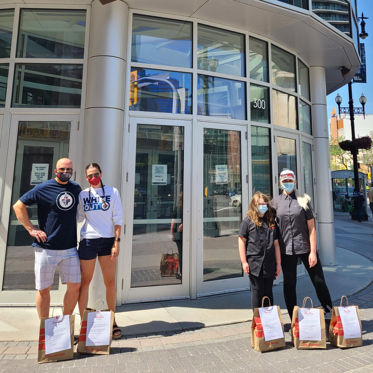 Restaurant owners Jamie P. and Rebecca S. and their families (shout out to Ian and Charlotte!) donated 500 Tims coffee care packages to the frontline workers attending Game 2 in Winnipeg tonight!
Thank you frontline heroes and enjoy the game. ❤️ #StanleyCup