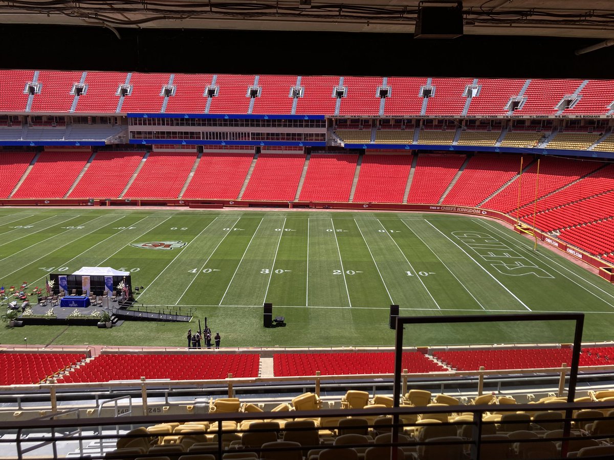 LateshiaWoodley's tweet photo. No district does graduation like @kcpublicschools! After crazy Covid Pandemic school year our babies are graduating at the Chiefs Stadium! https://t.co/9QjM6g2xbn
