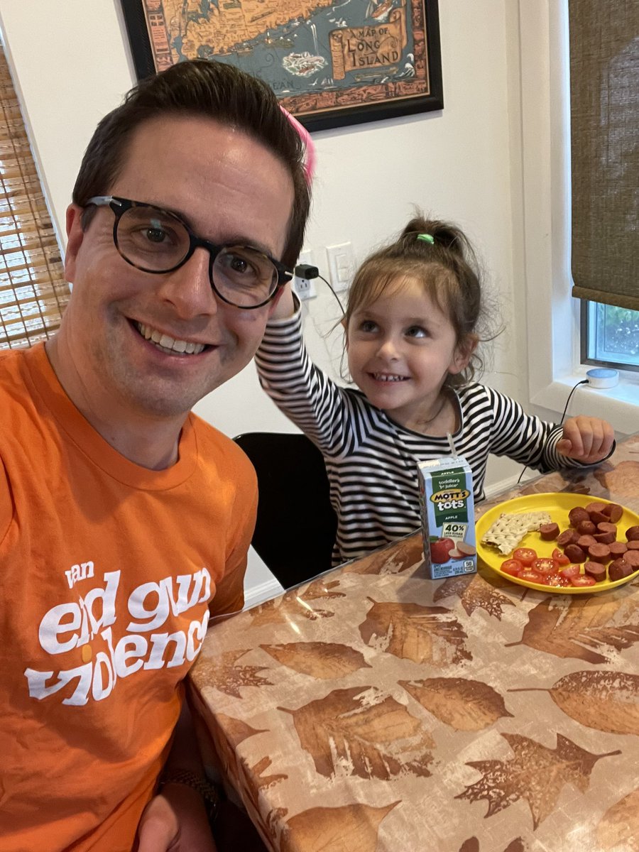 JaredBehr's tweet photo. Today I #WearOrange to honor the victims of gun violence and in support of my fellow @MomsDemand volunteers who are working to make a safer future for my daughter. #NationalGunViolenceAwarenessDay https://t.co/tLlzbwCmOt