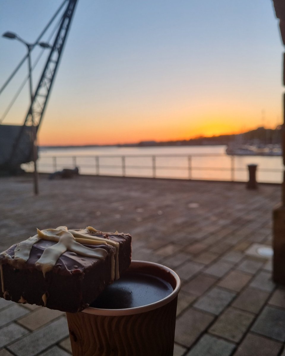 FavourDomea's tweet photo. Hot chocolate, ice cream or brownie with your Sunset..... https://t.co/BjkoqRQd8C