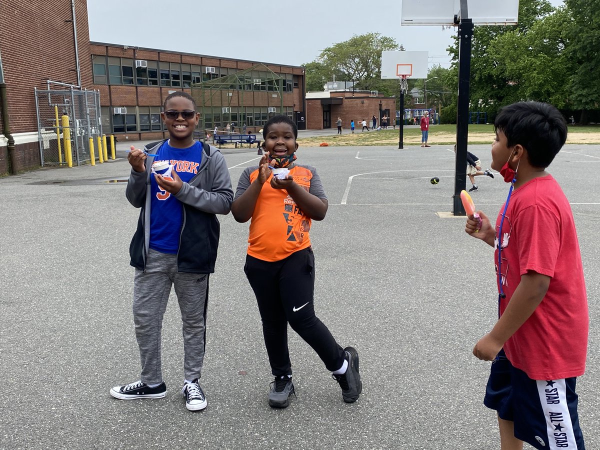 CSMrsSeaman1's tweet photo. @VS13UFSD  Thank you to the PTA for an AWESOME Ice Cream Day!@WheelerAvenue https://t.co/U3yUatER90