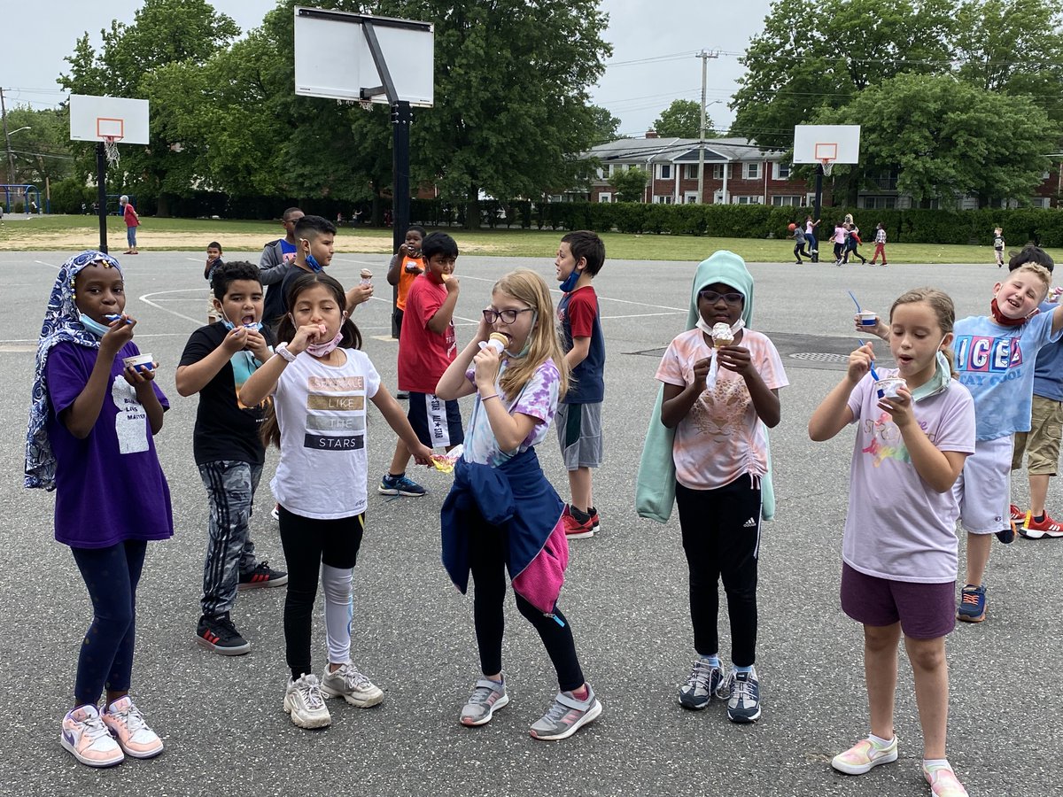 CSMrsSeaman1's tweet photo. @VS13UFSD  Thank you to the PTA for an AWESOME Ice Cream Day!@WheelerAvenue https://t.co/U3yUatER90