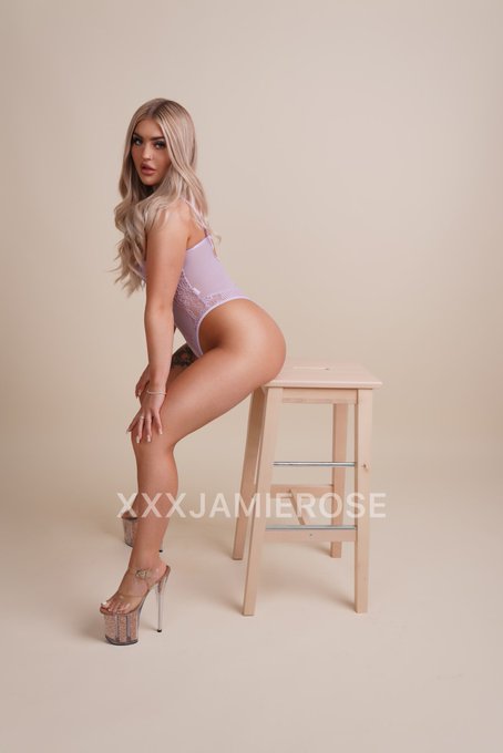 Who wishes they were the stool rn? 👀 https://t.co/IY7ApVIFPU