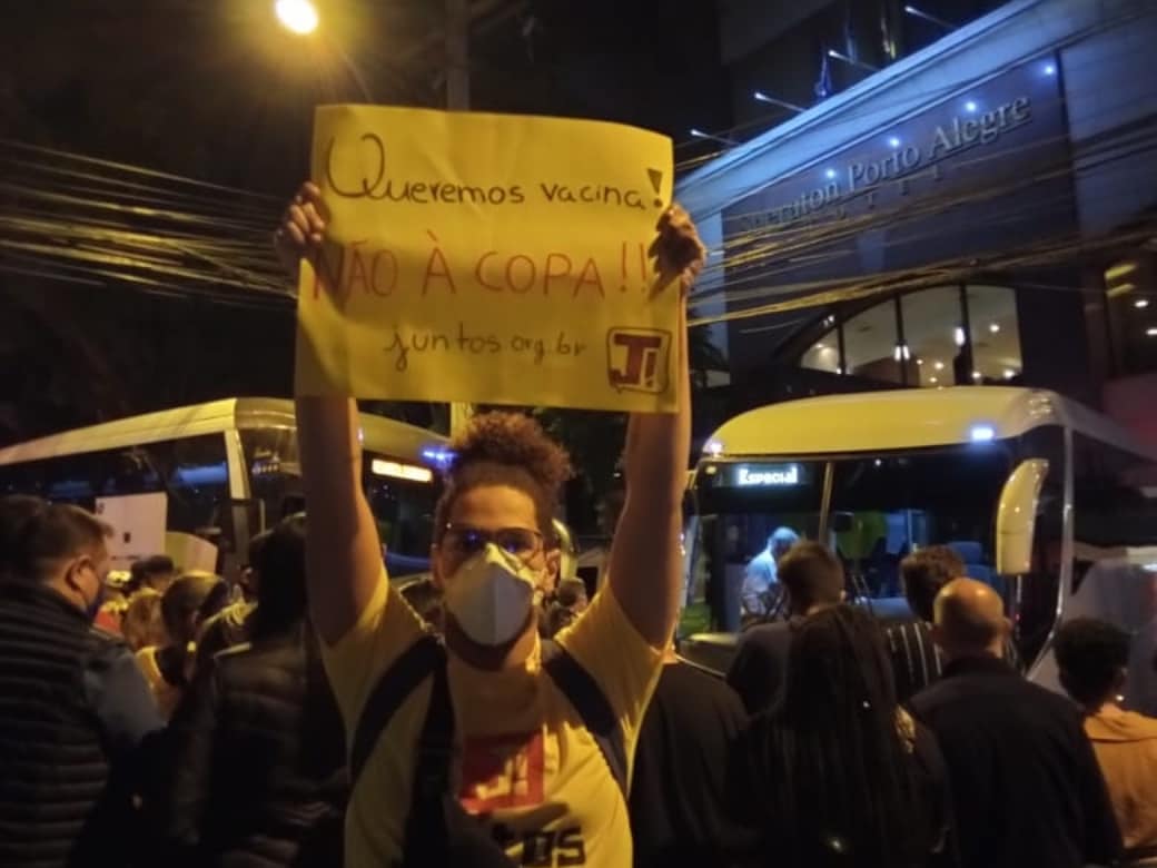 coletivojuntos's tweet photo. QUEREMOS VACINA, NÃO À COPA!

Estamos na frente do hotel onde está a seleção brasileira antes de enfrentar o Equador em Porto Alegre.

Nosso recado é para que os jogadores vistam a camisa do povo brasileiro e não joguem a Copa América! 

#foracaboclo #CopaAmerica #ForaBolsonaro https://t.co/JxZ6qX1aDZ