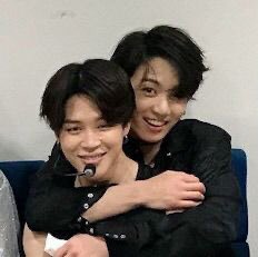 dolphinmariaa's tweet photo. fotinhos dos jikooks abraçadinhos por trás — uma thread fofinha e necessária: https://t.co/F2QYbFbog1