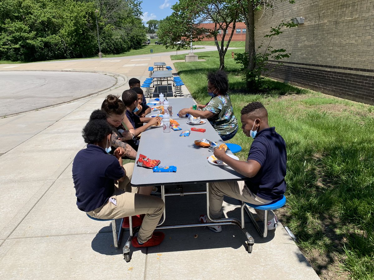 KCPS_Knotts's tweet photo. What a fun day grilling in the sun! It may not be summer break yet, but it sure felt like it! The students and staff had a blast! ��️😎 https://t.co/m8v1dJhi6N