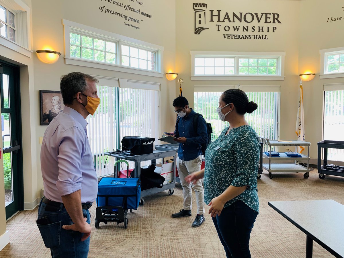 HanoverTownship's tweet image. BIG thanks to @RepCasten for stopping by the Senior Center today to deliver meals to some of our homebound residents in Bartlett.  In April, volunteers delivered 2,649 meals to residents across the Township. We're always looking for new volunteers! 

📨 info@hanover-township.org