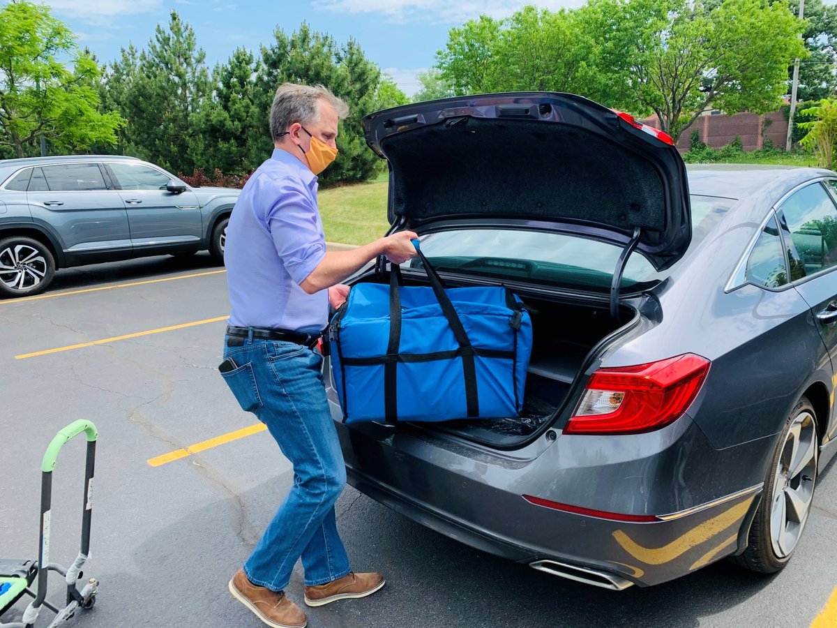 HanoverTownship's tweet image. BIG thanks to @RepCasten for stopping by the Senior Center today to deliver meals to some of our homebound residents in Bartlett.  In April, volunteers delivered 2,649 meals to residents across the Township. We're always looking for new volunteers! 

📨 info@hanover-township.org