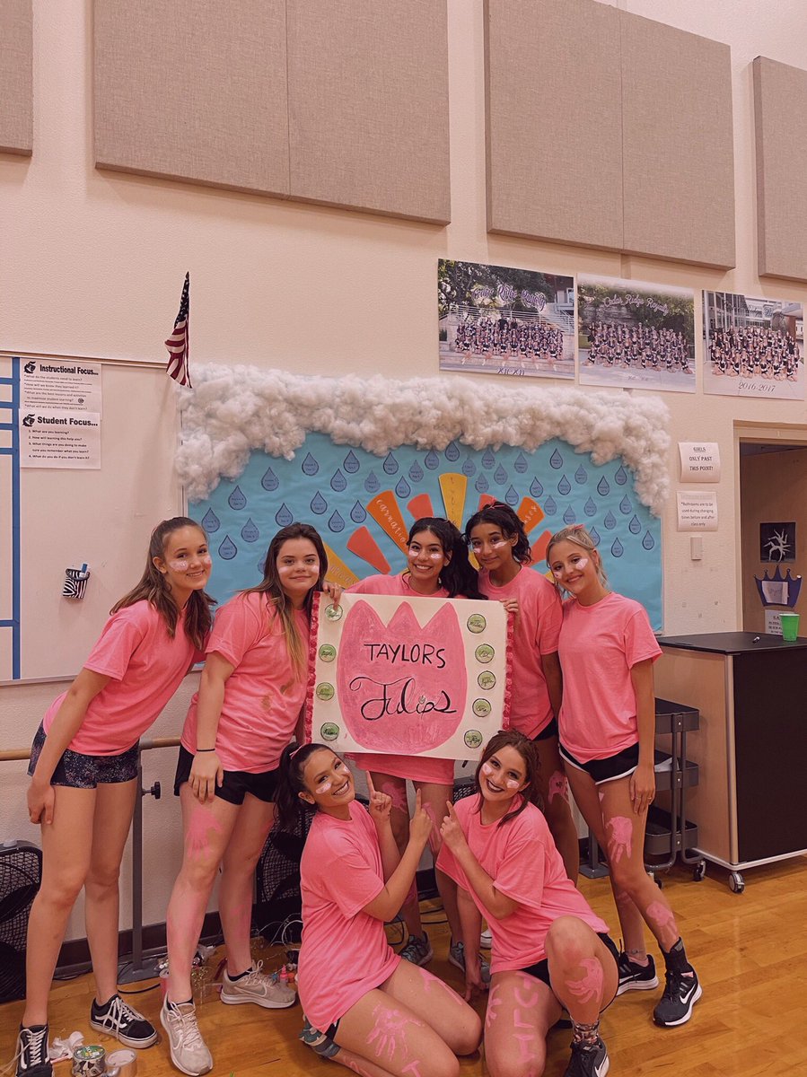 RoyaltyCrhs's tweet photo. LINE CAMP DAY 4!! We finished up our week with team pictures and squad olympics! We’ve had so much fun the past few days & can’t wait for the year ahead! That’s a wrap on Line Camp 21-22! ✨🤍 #herecomesthesun #royalty2122 #linecamp https://t.co/ljQteYw8TM