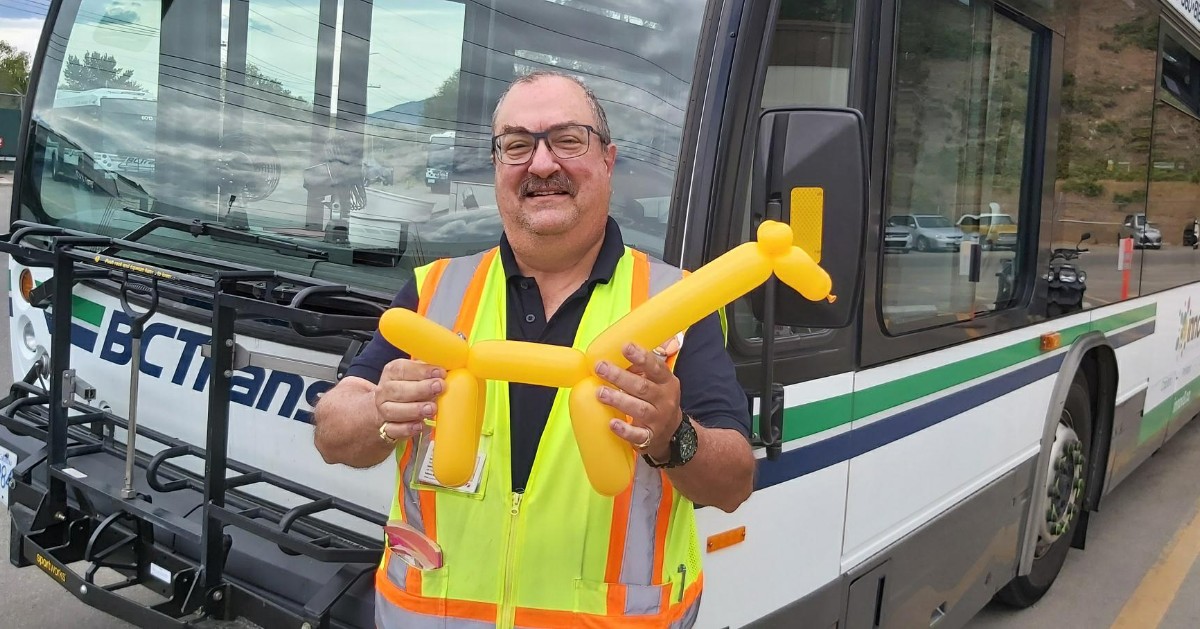 BCTransit's tweet photo. π This #FeelGoodFriday shout-out goes to Norm Poch, a #KindDriver in #Kelowna, who takes #CommunitySpirit to new heights! See how Norm makes a young rider's day with the gift of a giraffe ππ https://t.co/epBhldNsZu
#BCTransit #TransitFan #BusLife https://t.co/cNNpucUUiE
