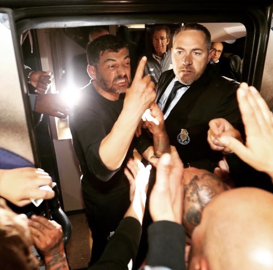 somosportocrl's tweet photo. O silêncio terminou... Sérgio Conceição renova com o FC Porto até 2024! 🤩💙 https://t.co/pUVYhgBGue