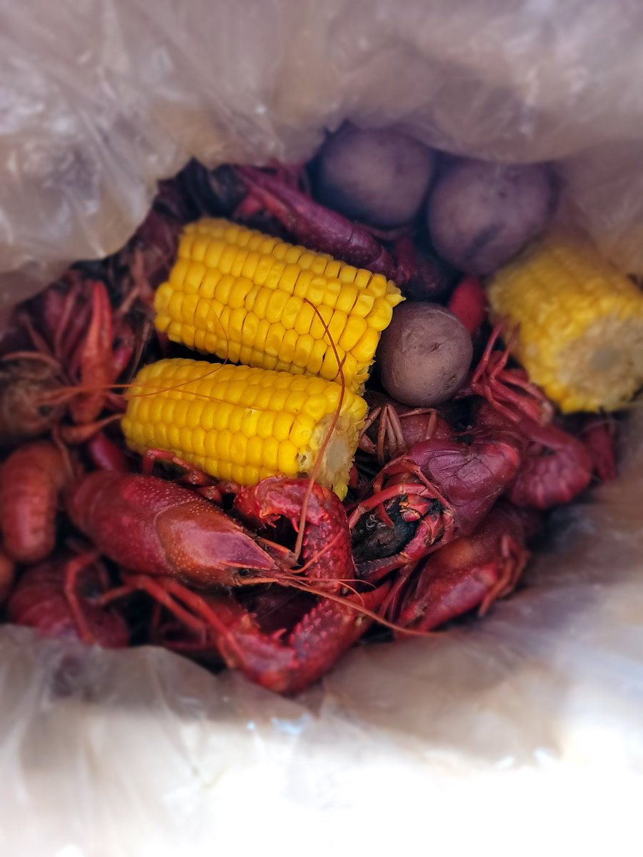 TakiaBrown's tweet photo. 7 lbs of crawfish boil and 2 bottles of #StellaRosa. Weekend mode = Activated! #StellaRosaBlack #StellaRosaGreenApple #Crawfish #CrawfishBoil #CrawfishSeason https://t.co/kr7vHLXI46