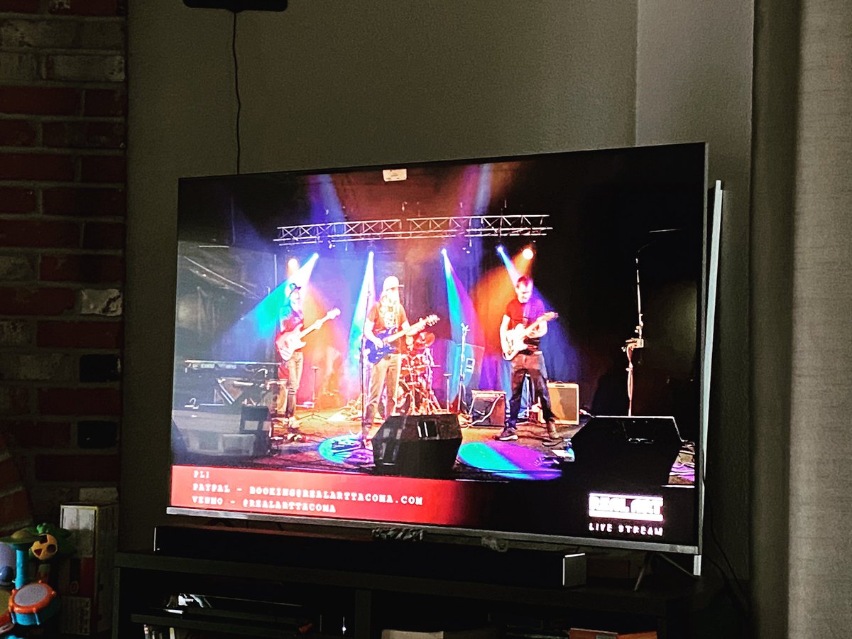 PrimaryPulse's tweet image. For anyone who missed it, the link is live for our final show via real art! Link in bio, start at 18 mins! #livestream #FridayNight