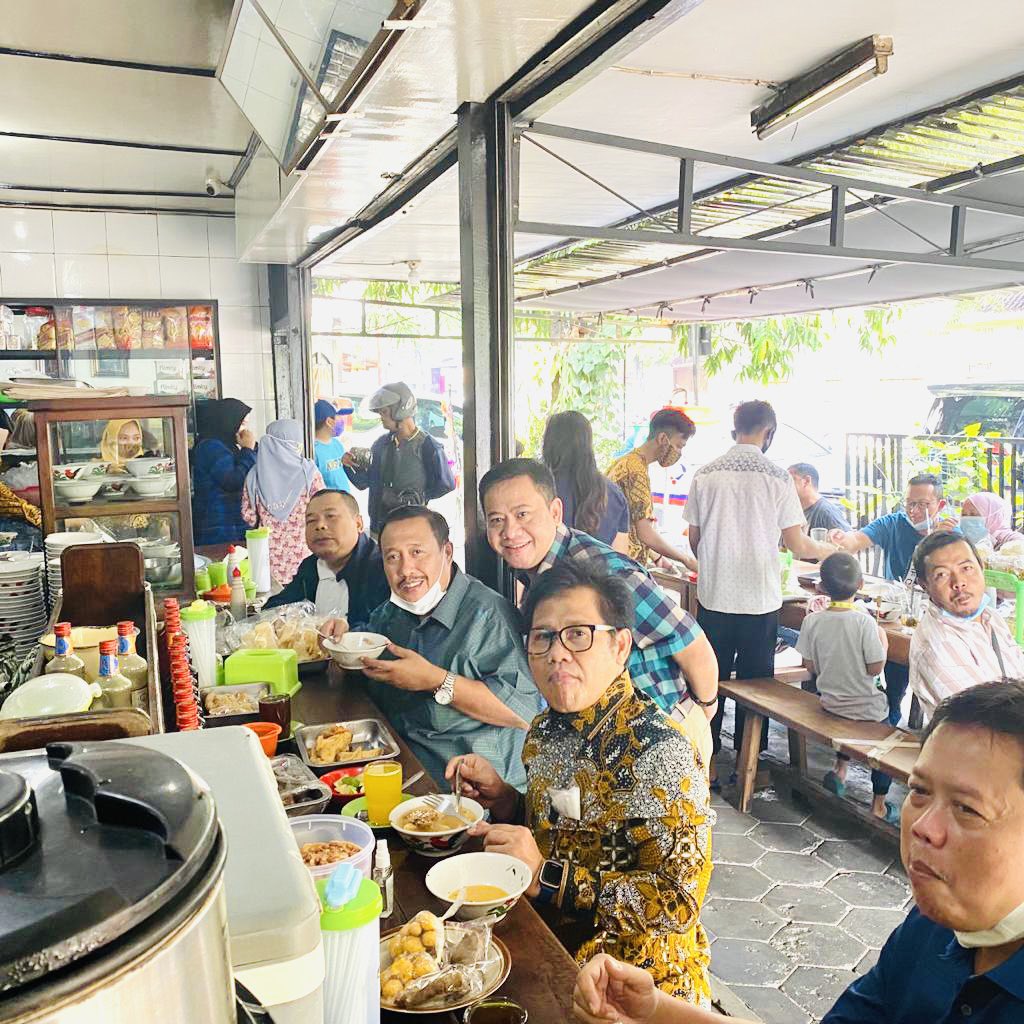 masbams70's tweet photo. Bersama Gus AMI @cakimiNOW mengatar pak @KangFathanNow sarapan di Solo. Ada dua babak pagi ini, babak pertama di Soto Gading dan babak dua di Pecel Solo. 
Ibarat kata ketum makan Sop dulu dilanjut dng Salad. Ben koyo londho.
Ini namanya "ORA UMUM" 😁😁😁 https://t.co/IIOZ6v8SGf