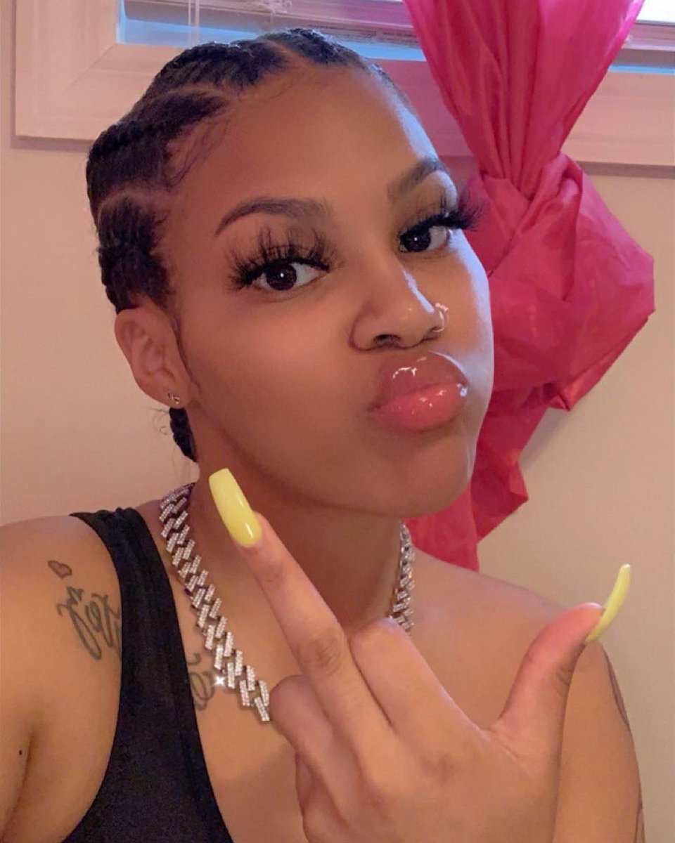 pinkthag's tweet photo. Face Card Super Valid 😝💛 https://t.co/EE3yVe6DV4