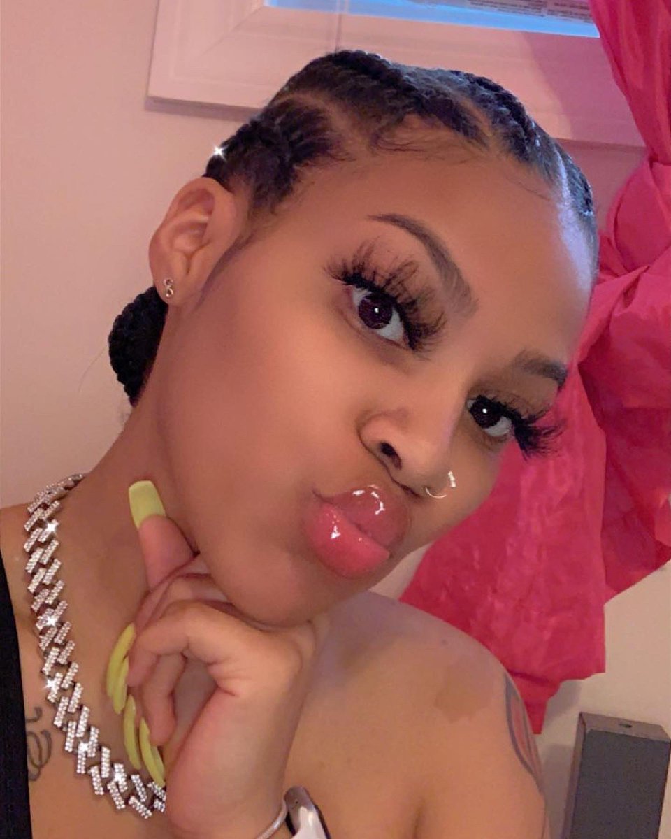 pinkthag's tweet photo. Face Card Super Valid 😝💛 https://t.co/EE3yVe6DV4