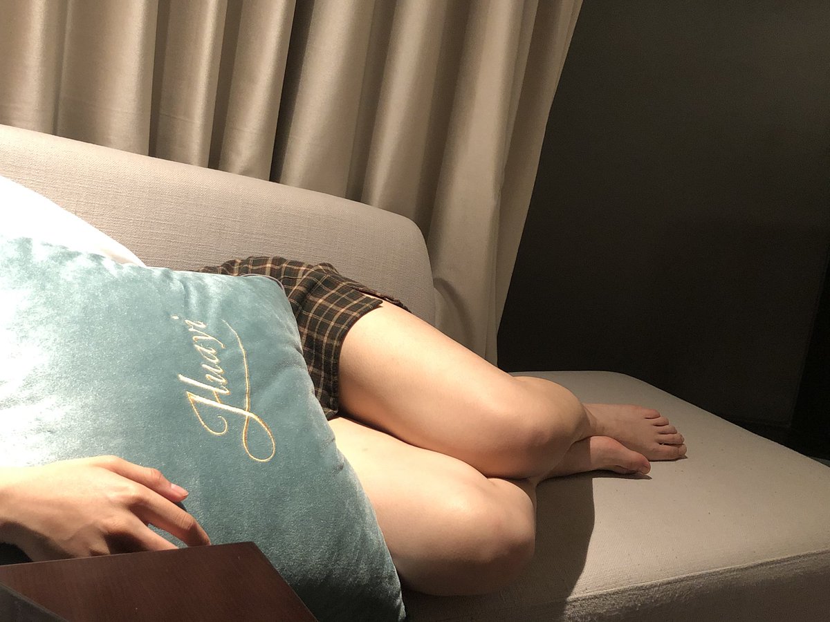 TeamCollectionS's tweet photo. 【帆布鞋98年小妹妹】晚上做了两次，早上起来又做了一次。可惜不让拍。#帆布鞋 #棉袜 #打胶 #约炮 https://t.co/iQDT5Hy1mH