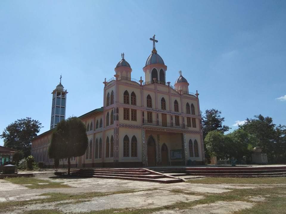 Haruonchill's tweet photo. 🧵: Junta Terrorists raided the Church in PweKone-3 Ward, #Moebye tsp on June4 &amp; ABDUCTED at least 5 civilians guarding the Church. Then they blindfolded &amp; tied up the abductees &amp; used them as HUMAN SHIELDS in the clashes. 1/2 

#WhatsHappeningInMyanmar 
#June5Coup https://t.co/bR1bSXaETh