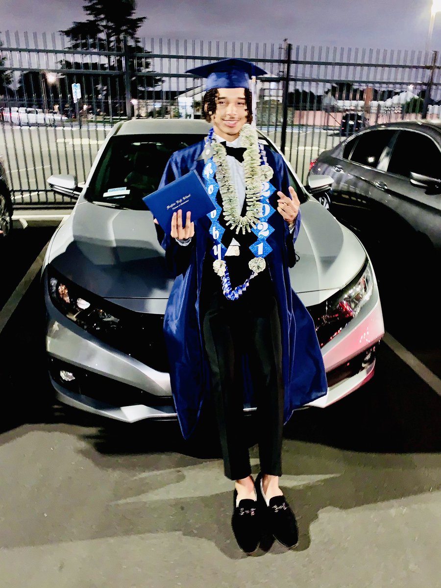 handsomexrobby's tweet photo. granny...i done did it..🖤🎓🐘 https://t.co/llRBoG70kw