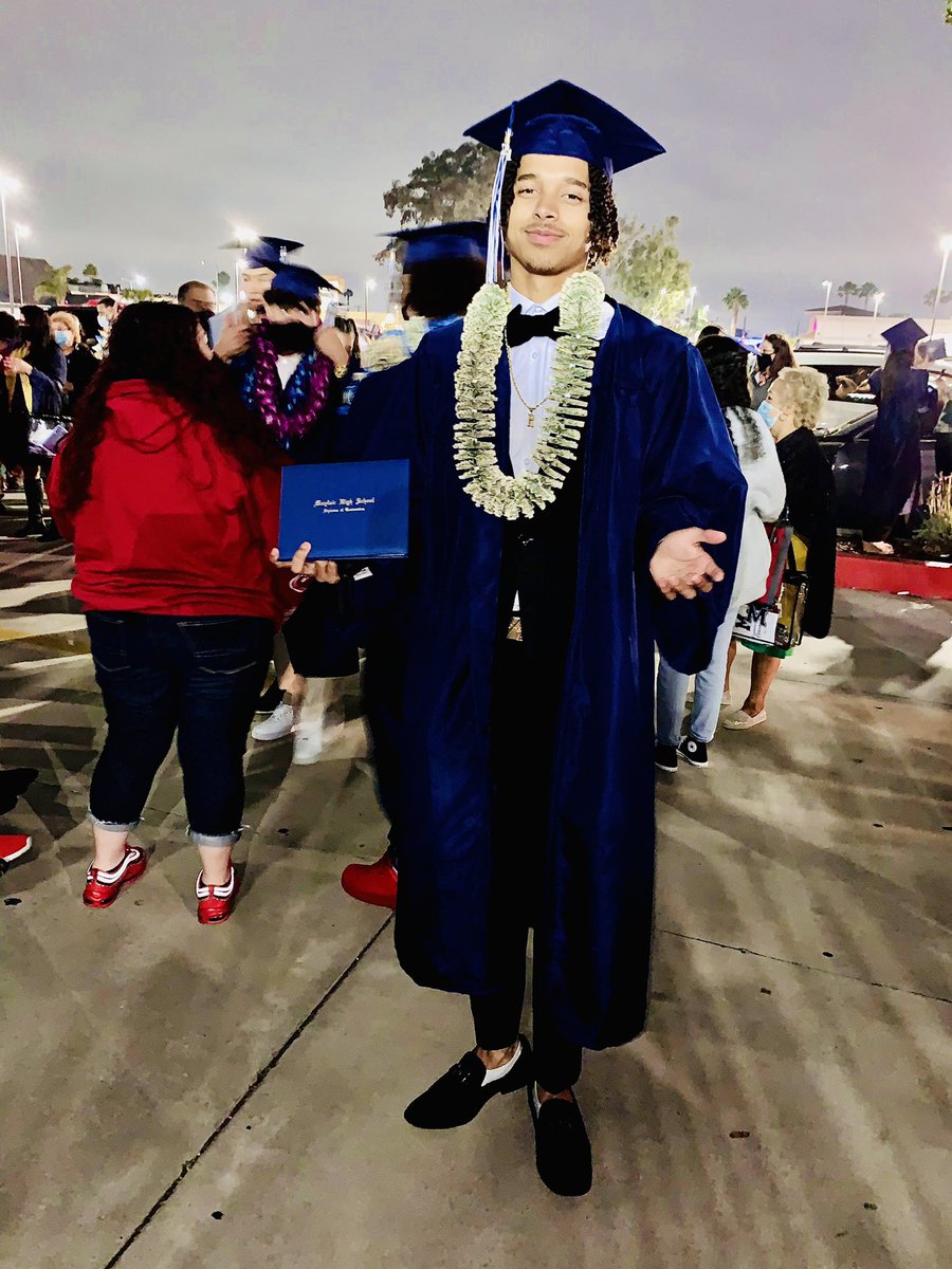 handsomexrobby's tweet photo. granny...i done did it..🖤🎓🐘 https://t.co/llRBoG70kw
