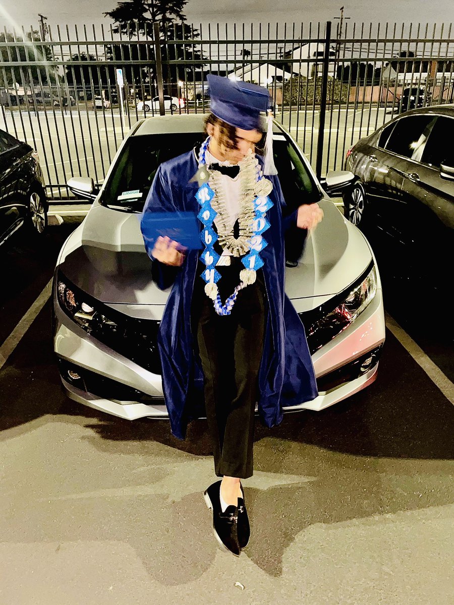 handsomexrobby's tweet photo. granny...i done did it..🖤🎓🐘 https://t.co/llRBoG70kw