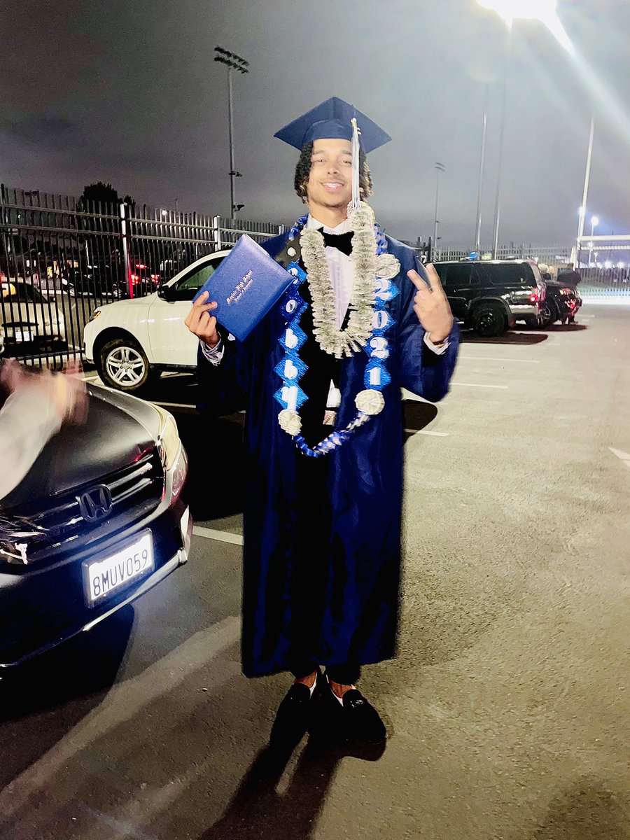 handsomexrobby's tweet photo. granny...i done did it..🖤🎓🐘 https://t.co/llRBoG70kw