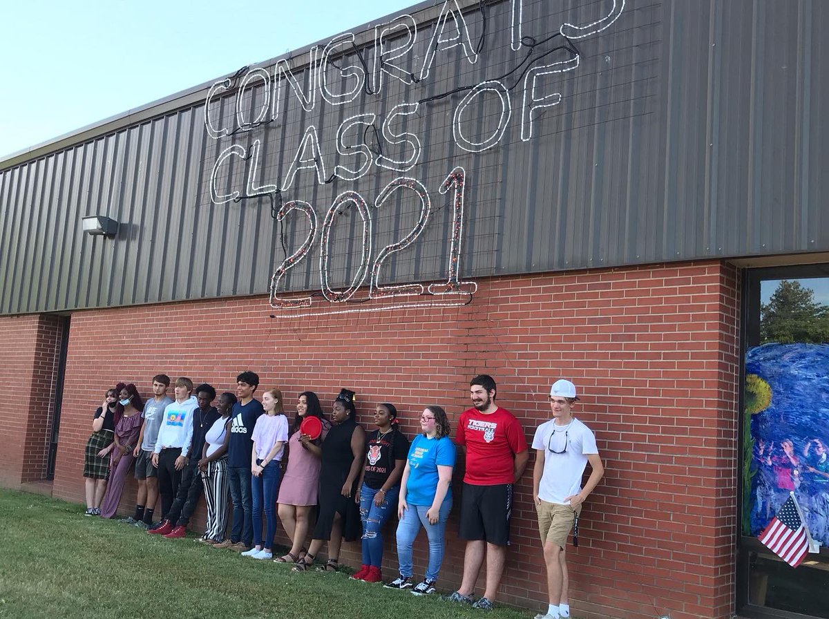 CHSRoyalTigers's tweet photo. These guys... ❤️🤍 What a great night for the Reverse Parade. Graduation in a week!! #Classof2021 #ReverseParade https://t.co/cF4bwA7ljH