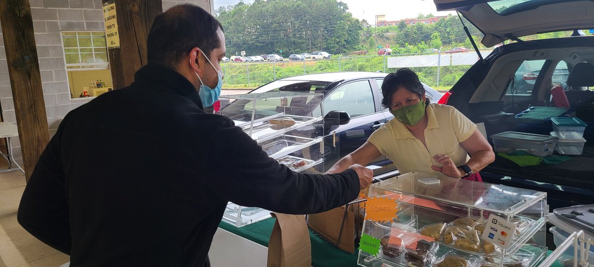 DocJim123's tweet photo. Dr @sdanak weighs whether he can afford the perfect carrot for his juice blend @HallCountyFarm1 then poses for pictures with the market manager before deciding to eat dessert first! #DEEPINTERDEPENDENCE @ngmcgme with the local @GAinesvilleCVB community. #HARDWIREDFOREXCELLENCE https://t.co/m0D3DhA4MW