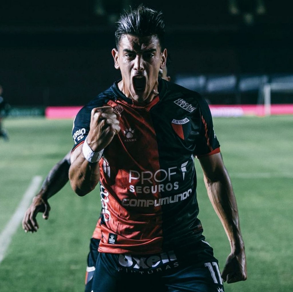 COLÓN CAMPEÓN. Que sirva para contar la historia de Alexis "Pucho" Castro...

Quedó libre 3 veces en Juveniles (Vélez, San Lorenzo y Chacarita). Llegó a los 16 años a Tigre, donde encontró su lugar. 

EL MENSAJE PARA LOS PIBES: SI QUEDÁS LIBRE SEGUÍ INTENTÁNDOLO EN OTRO CLUB
