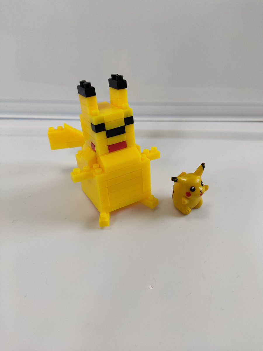WGvsfb2OtSPO2yi's tweet photo. 5才の息子が横で作っていたピカチュウが可愛かった。見本は自分が子供の頃に遊んでいたピカチュウの人形です。昔のぽっちゃり感が出てる?
#ピカチュウ 　#プチブロック https://t.co/k9uizxVqzg